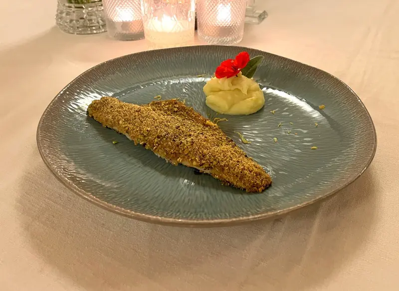 Filetto di spigola in crosta di pistacchio con crema di patate al limone – L'800 Locanda a Palazzo