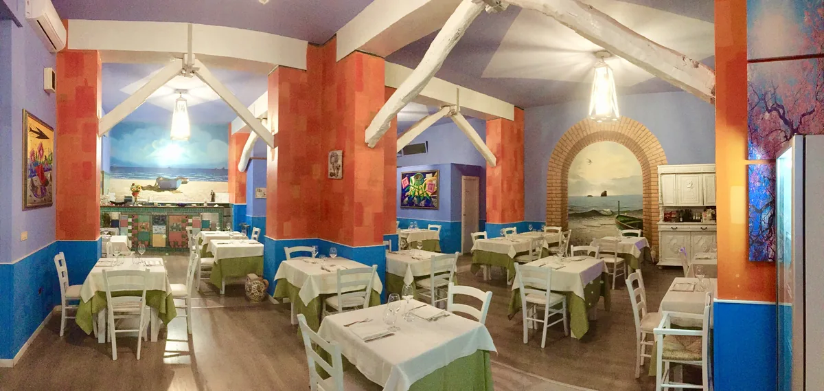 La sala interna della Locanda di Mare ad Amantea — il ristorante di famiglia dal 1998 al 2022